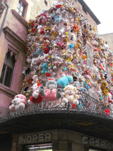 Peluches Art installation by Caterina Borghi